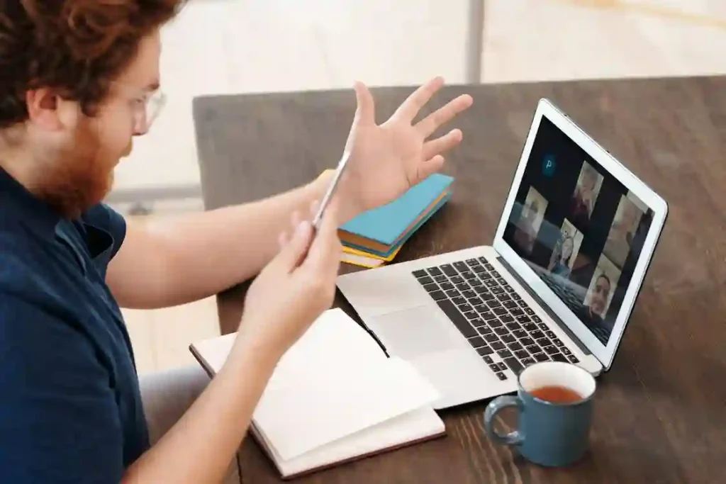 How a Christian Community Online Helps You Stay Engaged in Your Faith